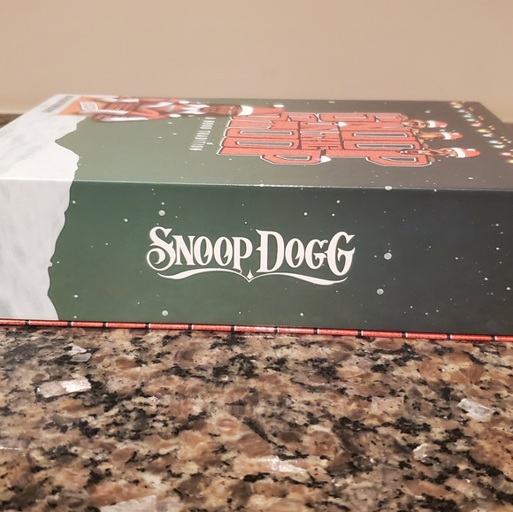 *Collectible* Snoop On The Scoop 12" Plush Figurine w/ Accessories (Not a Toy) - Picture 4 of 12